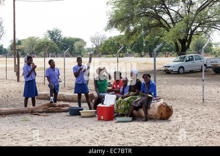 La Namibie, Kavango, 15 octobre : Heureux les enfants de l'école de Namibie en attente d'une leçon. Kavango est la région ayant la plus forte pover Banque D'Images