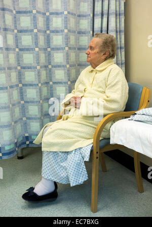 Femme âgée de 90 ans dans son unité de soins de jour de l'hôpital salle d'examen en cours de préparation pour l'anesthésie générale. Banque D'Images