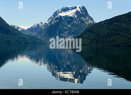 Mt. Breimsvatnet Skjorta reflétant dans le lac, dans le comté de Sogn og Fjordane, Norvège Banque D'Images