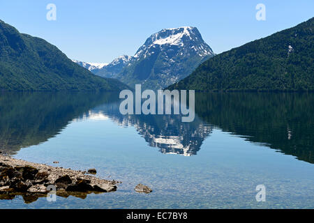 Mt. Breimsvatnet Skjorta reflétant dans le lac, dans le comté de Sogn og Fjordane, Norvège Banque D'Images