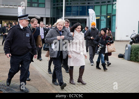 Le maire de Londres Boris Johnson laissant Ealing, Hammersmith et Fulham College suivi d'appuyer sur Banque D'Images