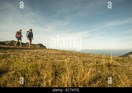 Autriche, Tyrol, Tannheimer Tal, jeune couple hiking Banque D'Images