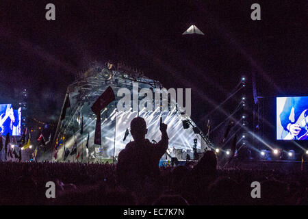 Kasabian sur la pyramide de la scène La scène du festival de Glastonbury dans le Somerset, Angleterre. Banque D'Images