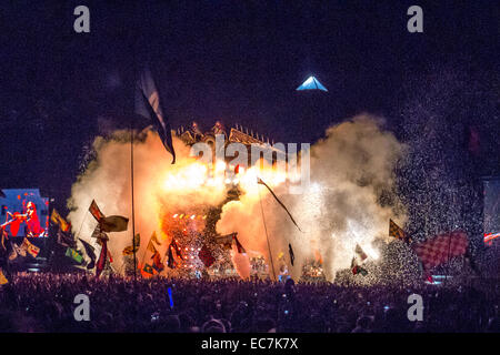 Arcade Fire sur la scène de la pyramide au festival de Glastonbury dans le Somerset, Angleterre. Banque D'Images
