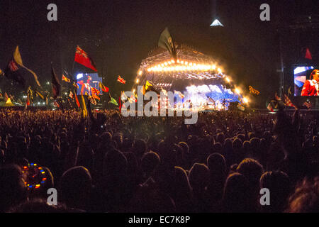 Arcade Fire sur la scène de la pyramide au festival de Glastonbury dans le Somerset, Angleterre. Banque D'Images