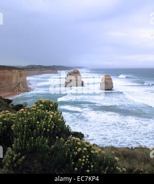 Les douze apôtres est une collection de cheminées de calcaire de la rive du Port Campbell National Park, par la Great Ocean Road, à Victoria, en Australie. La proximité de l'un à l'autre a fait le site une attraction touristique populaire. Banque D'Images