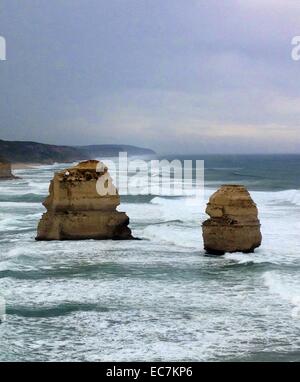 Les douze apôtres est une collection de cheminées de calcaire de la rive du Port Campbell National Park, par la Great Ocean Road, à Victoria, en Australie. La proximité de l'un à l'autre a fait le site une attraction touristique populaire. Banque D'Images