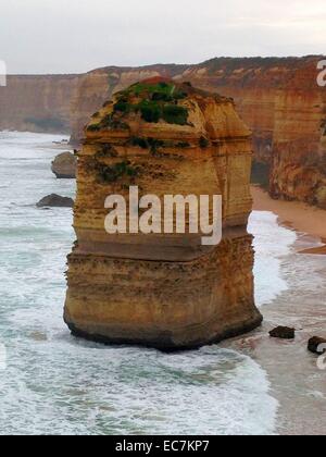 Les douze apôtres est une collection de cheminées de calcaire de la rive du Port Campbell National Park, par la Great Ocean Road, à Victoria, en Australie. La proximité de l'un à l'autre a fait le site une attraction touristique populaire. Banque D'Images