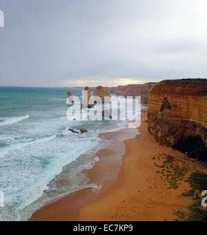 Les douze apôtres est une collection de cheminées de calcaire de la rive du Port Campbell National Park, par la Great Ocean Road, à Victoria, en Australie. La proximité de l'un à l'autre a fait le site une attraction touristique populaire. Banque D'Images