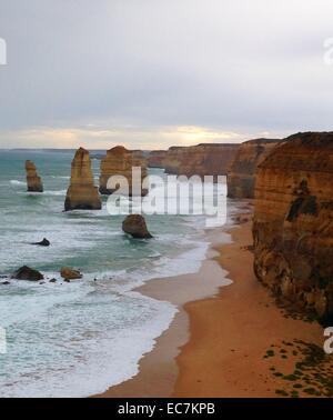 Les douze apôtres est une collection de cheminées de calcaire de la rive du Port Campbell National Park, par la Great Ocean Road, à Victoria, en Australie. La proximité de l'un à l'autre a fait le site une attraction touristique populaire. Banque D'Images