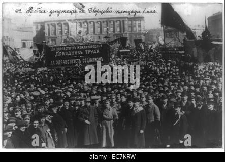 Révolution russe de l'ouvrier sur la députation Dvortsovyi Square, Petrograd. La Révolution russe est le terme collectif pour une série de révolutions en Russie en 1917, qui a démantelé l'autocratie tsariste et a conduit à la création de la RSFSR. Banque D'Images