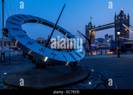 St Katherine's Dock Sundial, Jubilee Walkway, Londres, Angleterre Banque D'Images