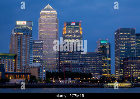 Canary Wharf Financial District la nuit, Londres, Angleterre Banque D'Images