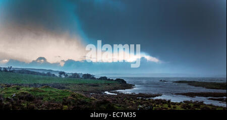 Ardara, comté de Donegal, Irlande. 10 Décembre, 2014. La cyclogénèse explosive -connu sous le nom de "bombe météorologique' frappe la côte ouest de l'Irlande, à Donegal. Crédit : Richard Wayman/Alamy Live News Banque D'Images