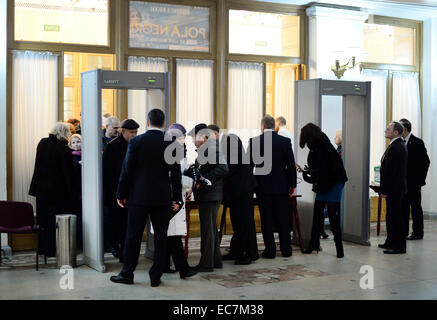 Contrôle de sécurité sont mis en place dans le foyer de l'armée russe théâtre à Moscou, Russie, le 30 novembre 2014. La comédie musicale "3D Polita' joue ici à l'heure actuelle. Il s'agit de la vie d'Hollywood star polonaise Pola Negri. C'est le premier à être produit avec 3D techniques. Le spectacle sera en tournée en Allemagne à partir de janvier et février à Stuttgart, Mannheim et Munich. Photo : Jens Kalaene/dpa Banque D'Images