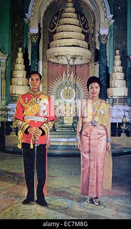 Bhumibol Adulyadej, Roi de Thaïlande. Né le 5 décembre 1927 également connu sous le nom de Rama IX, comme il est le neuvième monarque de la dynastie Chakri. Ayant régné depuis le 9 juin 1946 Banque D'Images