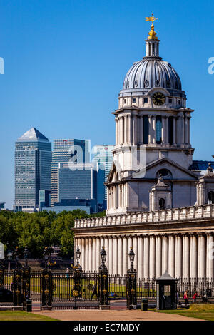 L'Old Royal Naval College et du quartier financier de Canary Wharf, Londres, Angleterre Banque D'Images