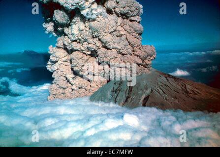 En 1980, une éruption volcanique majeure a eu lieu au Mont Saint Helens, un volcan situé dans l'Etat de Washington, aux États-Unis.. Banque D'Images