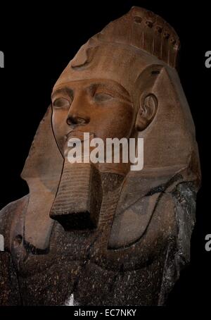 Ramsès II, 19e dynastie, 1270 AV. Du Ramesseum, Thèbes Ouest. C'est la partie supérieure d'une statue assise, l'un d'une paire dans le temple funéraire du roi. Le granit est naturellement deux couleurs et a été délibérément travaillé à établir une distinction entre la tête et le corps. Banque D'Images