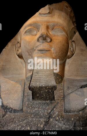 Ramsès II, 19e dynastie, 1270 AV. Du Ramesseum, Thèbes Ouest. C'est la partie supérieure d'une statue assise, l'un d'une paire dans le temple funéraire du roi. Le granit est naturellement deux couleurs et a été délibérément travaillé à établir une distinction entre la tête et le corps. Banque D'Images