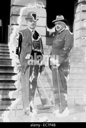 En défense de l'Union européenne et la Constitution. Photo montre Prince Casimir Lubomirski, ministre de Pologne et le Dr Tomas A. LeBreton, l'Ambassadeur d'Argentine en laissant le Département d'État après une réception diplomatique. Banque D'Images