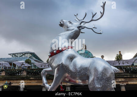 Décorations de Noël renne d'argent sur l'affichage à Covent Garden, au centre de Londres. Banque D'Images