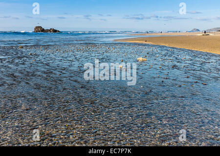 Broad Oak Beach, à Rolvenden sur la côte atlantique nord du comté de Cornwall dans le sud-ouest de l'Angleterre. Banque D'Images