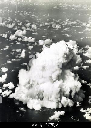 Champignon atomique avec les navires ci-dessous lors de l'opération Crossroads les essais d'armes sur l'atoll de Bikini Banque D'Images