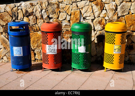 La séparation des déchets et bacs de recyclage photographié Costa Brava, Catalogne, Espagne Banque D'Images