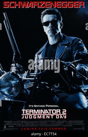 Terminator 2 : Judgment Day 1991 est un film américain de science-fiction écrit, produit et réalisé par James Cameron. Les stars de cinéma Arnold Schwarzenegger, Linda Hamilton, Edward Furlong et Robert Patrick. C'est la deuxième tranche de la franchise Terminator et la suite pour le film 1984 le terminateur. Il suit Sarah Connor et son fils de dix ans John qu'ils sont poursuivis par un nouveau, plus avancée Terminator, le métal liquide, shapeshifting T-1000. Banque D'Images