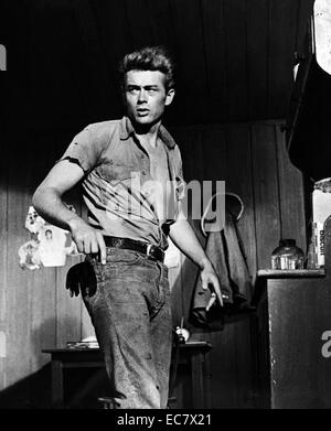 James Byron Dean était un acteur américain. Il est une icône culturelle de la désillusion chez les adolescentes, comme exprimé dans le titre de son plus célèbre film, Rebel without a Cause (1955), dans lequel il joue le rôle de Jim Stark adolescent troublé. Les deux autres rôles qui défini son vedettariat ont été solitaire Cal Trask dans l'est d'Eden (1955) et rébarbatifs ranch Jett Rink dans Giant (1956). Dean's enduring la renommée et la popularité reste sur ses performances dans ces trois films qui ont tous des rôles de premier plan. Banque D'Images