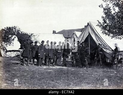 Abraham Lincoln à Antietam, Maryland, le vendredi 3 octobre, 1862, au cours de sa visite au général McClellan, commandant de l'armée du Potomac, d'encourager les 'Little Mac' pour attaquer l'armée confédérée. Lincoln est posée par un président permanent et en face de McClellan avec d'autres officiers de l'Armée de l'Union européenne regroupés à l'extérieur d'une tente. Banque D'Images