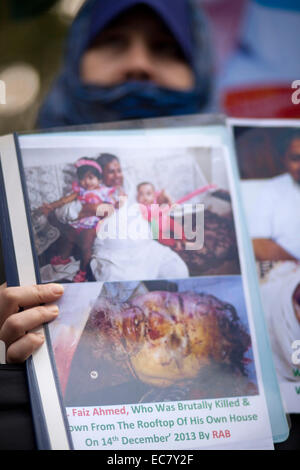 Dhaka, Bangladesh. 10 Décembre, 2014. Famiy membres ont fait une chaîne humaine tenant des photos de leurs proches disparus durant la célébration de la Journée internationale des droits de l'homme à Dhaka. Selon l'organisation de défense des droits de l'humains Odhikar a déclaré que 150 personnes, pour la plupart de milieux politiques, a été victime d'une disparition forcée entre janvier 2009 et août 2014. Zakir Hossain Chowdhury Crédit : zakir/Alamy Live News Banque D'Images