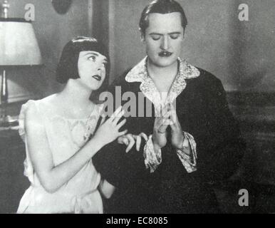 Le bonheur à venir, 1928. La puissance d'une bonne femme. Colleen Moore gangster Edmund Lowe enseigne à prier sur leur nuit de noces. Banque D'Images