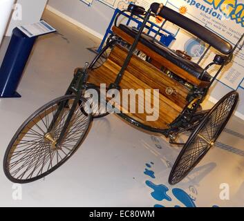 Réplique de la première voiture à moteur qui a été construit en 1886 par Karl Benz à Mannheim, Allemagne. Il était propulsé par un moteur à un seul cylindre sous la rue. Banque D'Images