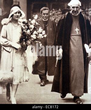 La duchesse d'York, plus tard la Reine Elizabeth lors d'une cérémonie avec l'archevêque de Canterbury, Randall Davidson. Banque D'Images