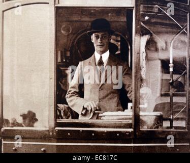 Prince Albert, plus tard le roi George VI conduit un tramway, lors de sa visite à Glasgow, en Écosse. Banque D'Images