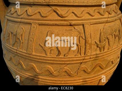 Très grand pot de rangement (taille adulte) connu comme un Pithos ; Crète ; 700-600 B.C. souvent décorées de Sphinx ; bull ; snake ou motifs géométriques. Banque D'Images