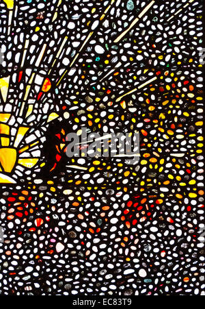 Fenêtre de galets ; c1920 ; Camm Studio de Smethwick. Des centaines de morceaux de vitraux ; peindre ; opaques et translucides ; l'ensemble pour créer une progression tonale du sex rouge et jaune chaleureux ; au refroidisseur de vert et de bleu dans cette fenêtre. Banque D'Images