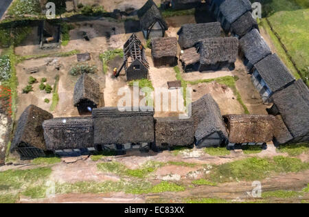 Modèle de maison à Birmingham 1300. Toutes les maisons ont des toits de chaume et sont disposés autour d'un point central. Banque D'Images