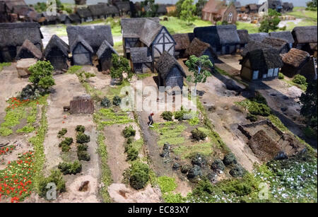 Modèle de maison à Birmingham 1300. Toutes les maisons ont des toits de chaume et sont disposés autour d'un point central. Banque D'Images