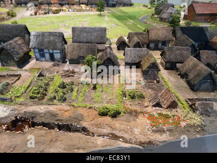 Modèle de maison à Birmingham 1300. Toutes les maisons ont des toits de chaume et sont disposés autour d'un point central. Banque D'Images