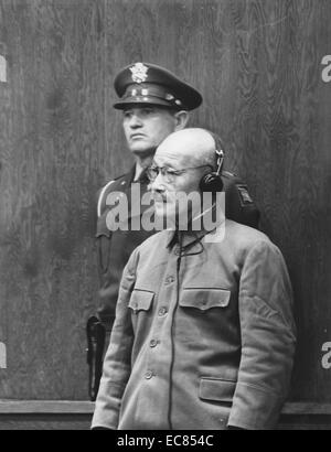 Photographie de Hideki Tōjō recevant sa peine de mort (1884-1948) Général de l'Armée impériale japonaise, le chef de l'Association de soutien à l'Autorité, et le 40e premier ministre du Japon durant la majeure partie de la Seconde Guerre mondiale. Datée 1948 Banque D'Images