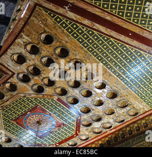 La décoration intérieure du Dôme du Rocher de culte situé sur le mont du Temple dans la vieille ville de Jérusalem. Il a été achevé en 691 EC à l'ordre du calife Omeyyade Abd al-Malik pendant la Deuxième Fitna. Le dôme du Rocher est aujourd'hui l'une des plus anciennes œuvres de l'architecture islamique. Banque D'Images