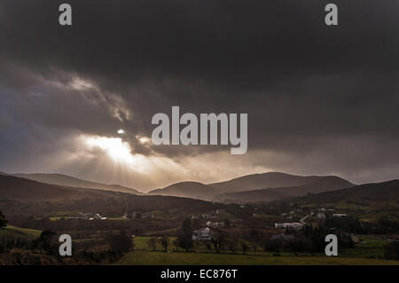 Ardara, comté de Donegal, Irlande. 10 Décembre, 2014. Une pause dans la tempête comme les arbres du soleil à travers les nuages dans le village de la côte ouest. Crédit : Richard Wayman/Alamy Live News Banque D'Images