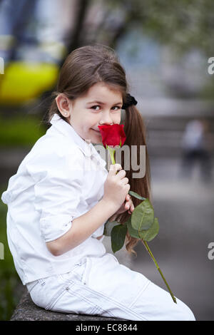 Jolie fille rose odeur piscine en costume blanc Banque D'Images