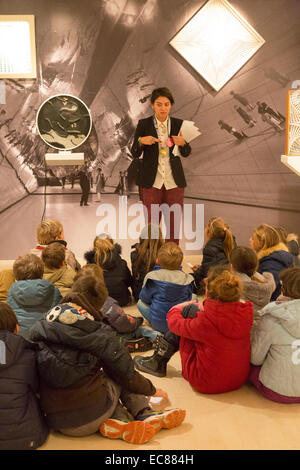 Guide avec les enfants à la Collection Peggy Guggenheim, Venise, Italie Banque D'Images