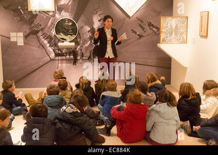 Guide avec les enfants à la Collection Peggy Guggenheim, Venise, Italie Banque D'Images