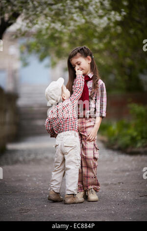 Cute boy hugging soeur et recherche Banque D'Images