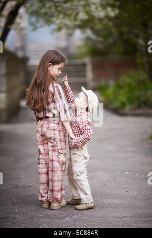 Cute boy hugging soeur et recherche Banque D'Images